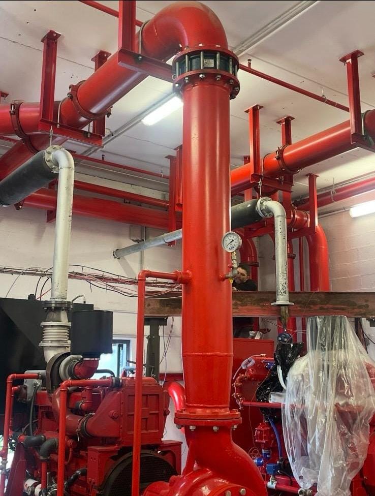 colonnes seches tuyauterie complexe rouge